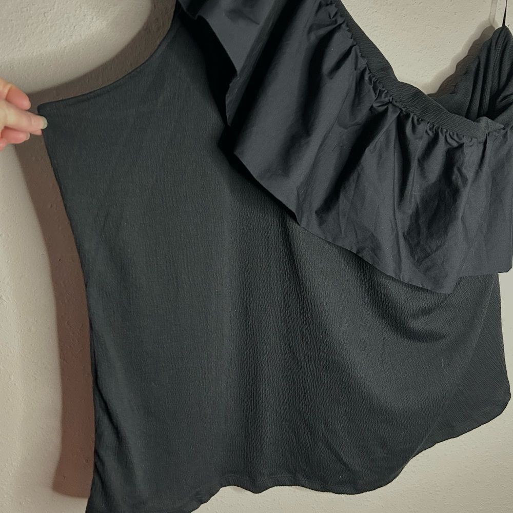 Who What Wear Plus Size Ruffle One Shoulder Top - Picture 7 of 13